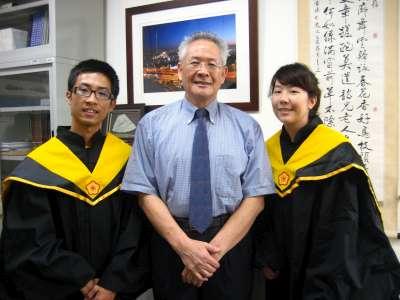 2009 (51).jpg - June 5, 2009 靜宜畢業典禮(老師與學生們合影)